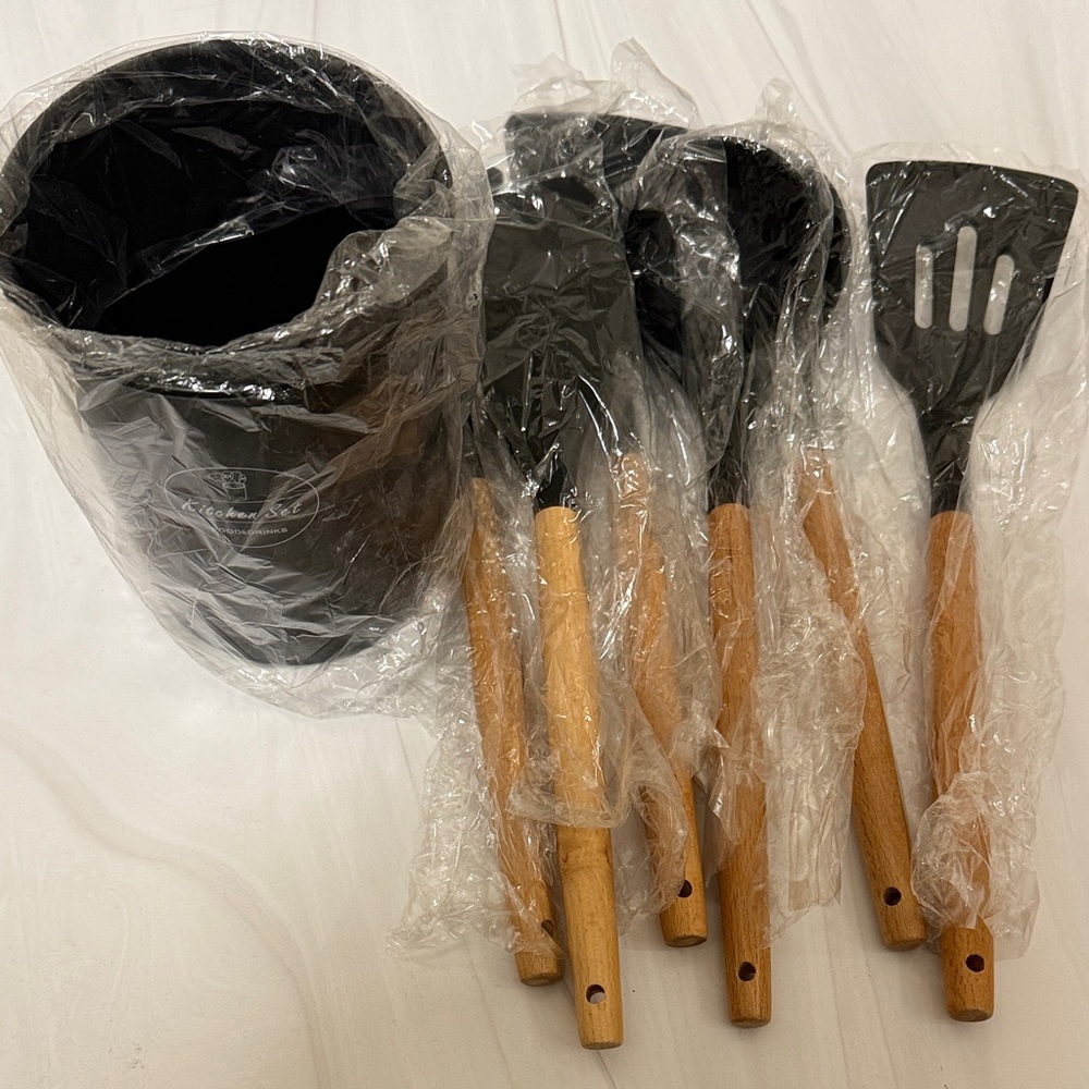 NWT Black and Brown Kitchen Utensil Set 6 spoons with holder
